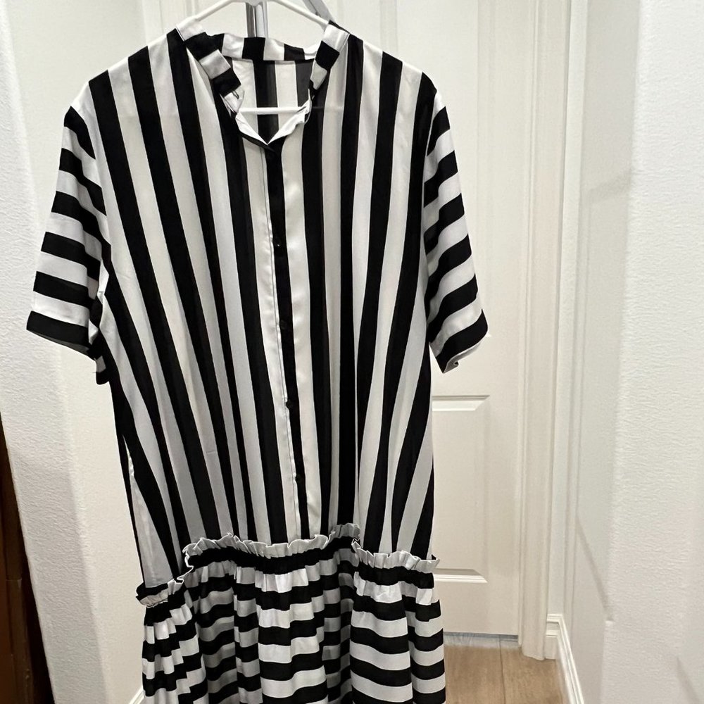 Black and white  dress with pleated  bottom very chic